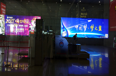 南京南高铁站一层北广场进站厅东嵌入式灯箱广告