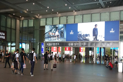 南京南高铁站北广场出站口楣头灯箱广告