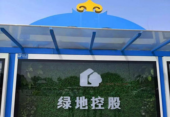 他们把草地搬到了公交候车亭广告上了!
