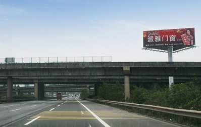 广三高速1号位三面单立柱大牌广告