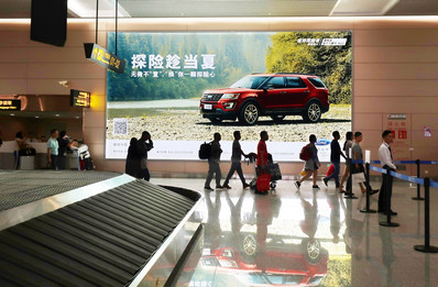 重庆江北机场国内到达行李提取大厅室内超大灯箱广告