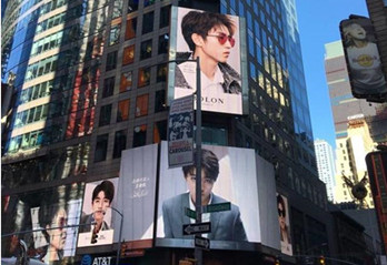 暴龙眼镜投放全球著名LED屏广告应援王俊凯19岁生日