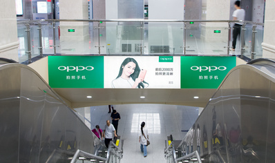 武汉地铁1\2\3\8号线梯顶贴广告