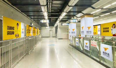 武汉地铁1、3、8号线品牌森林广告