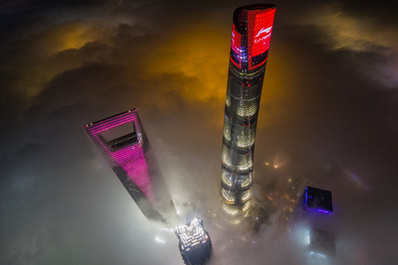 上海中心大厦塔冠广告