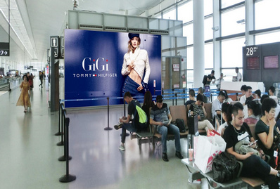南京机场国内出发候机厅墙体灯箱广告
