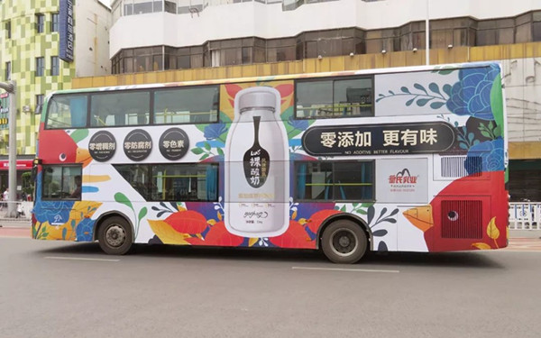 皇氏乳业南宁公交车广告