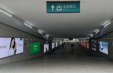 潮汕高铁站出站通道墙面灯箱广告