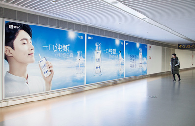 重庆机场T3到达通廊墙体灯箱广告