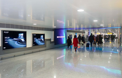 重庆机场到达通廊电子屏创意组合广告