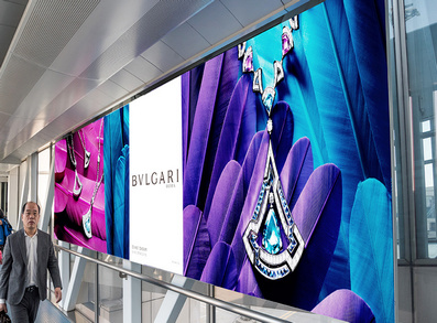 西安机场T2航站楼廊桥固定端超薄灯箱广告