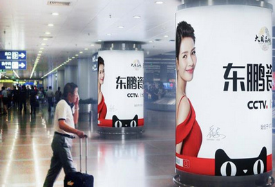 北京机场T2国内到达行李厅包柱灯箱广告