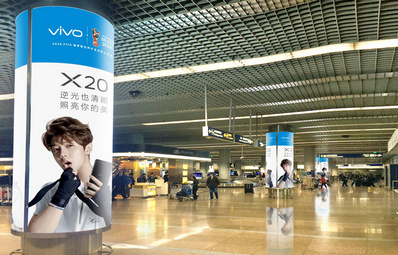 北京机场T2国际到达行李厅包柱灯箱广告