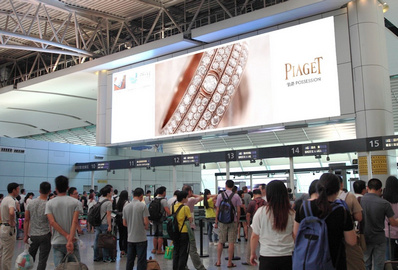 广州机场T1国内安检口上方刷屏机广告