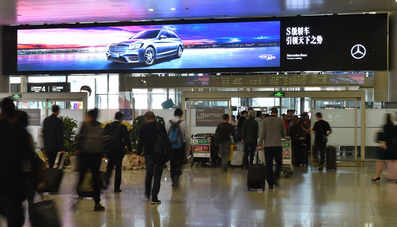 南京机场T2国内行李厅出口上方LED屏广告