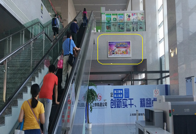 蚌埠南高铁站一层候车大厅嵌入式灯箱广告