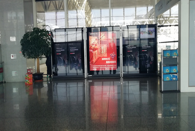 蚌埠南站二层候车大厅立式灯箱广告