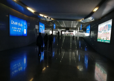 蚌埠南站出站通道嵌入式灯箱广告