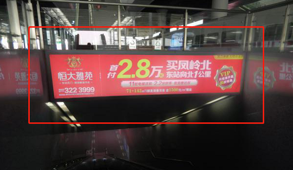 南宁东高铁站梯眉灯箱广告