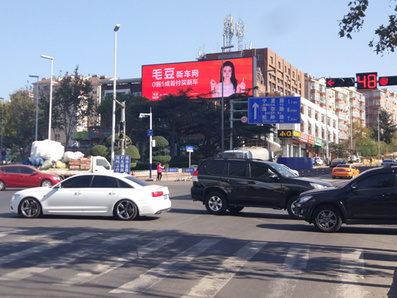 香港中路与高雄路交汇处LED屏广告