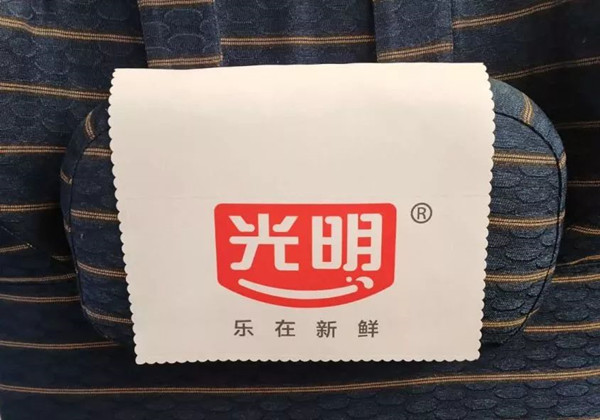 光明乳业高铁广告