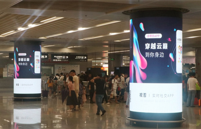 深圳北高铁站立柱灯箱广告