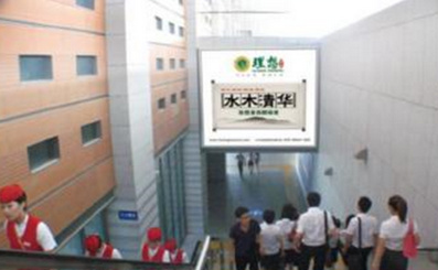 出站通道楣头灯箱广告