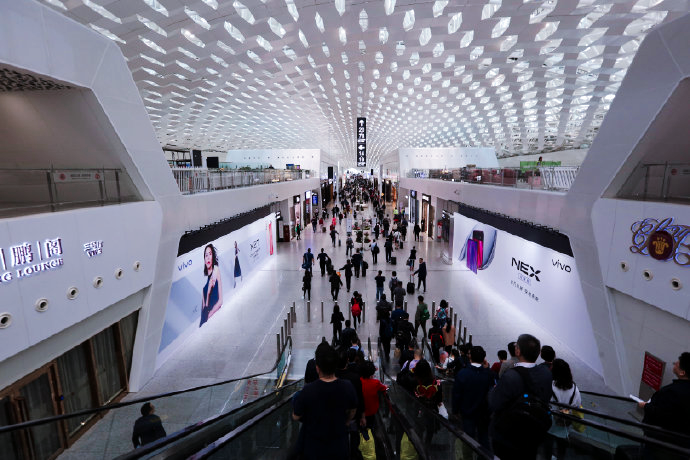 vivo X27深圳宝安机场通道灯箱广告