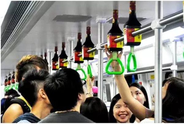 深圳地铁拉手广告