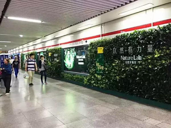 “Revive唤醒”地铁品牌墙贴广告