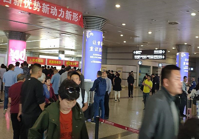 T2航站楼到达区域接机口包柱灯箱