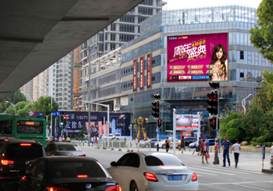 武汉大道长江二桥桥头君临国际LED屏广告