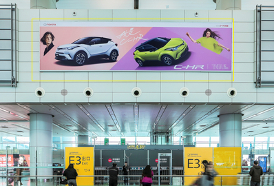 广州机场到达等候区高空灯箱广告