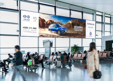 南京机场国内出发高空灯箱广告