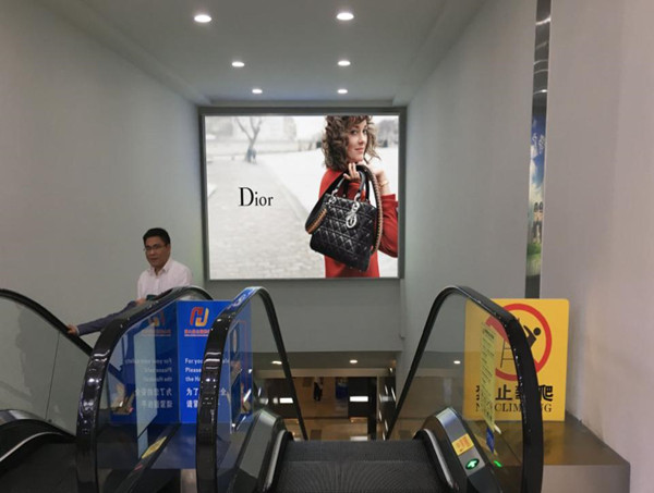 迪奥海口美兰机场灯箱广告