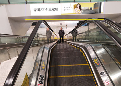 贵阳北高铁站东出站步梯灯箱广告