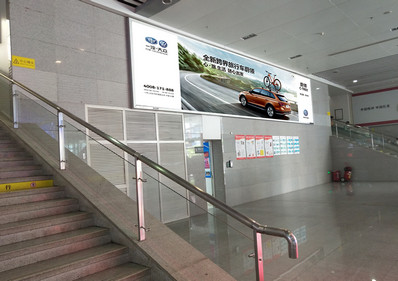 珠海拱北高铁站B出站厅墙体灯箱广告