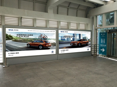 珠海拱北高铁站A出站口立式灯箱广告
