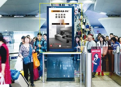 广州南站一层到达厅刷屏机广告