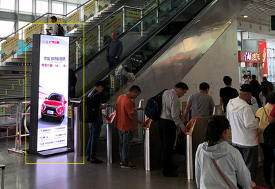 中山北站候车室LED刷屏机广告