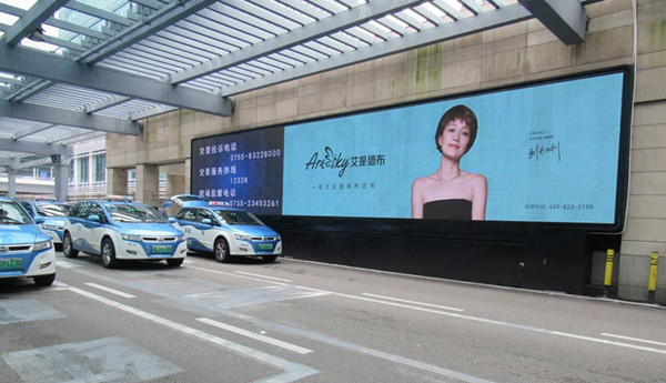 艾是墙布品牌机场广告投放案例