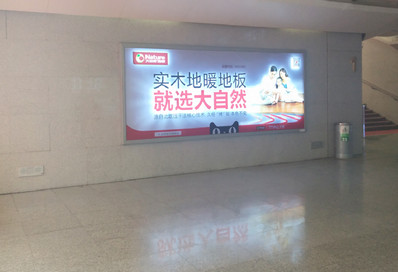 鹤壁东站到达层智能灯箱广告