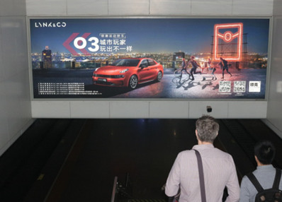 上海虹桥站出发层检票门楣灯箱广告