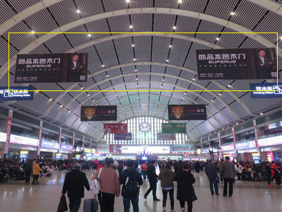 沈阳站出发层双面吊旗广告
