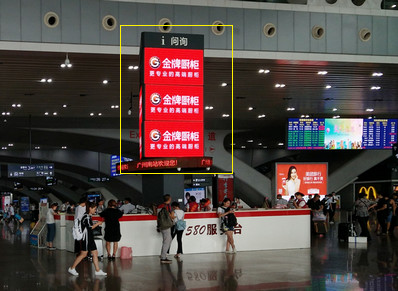 广州南站到达层主通道服务台魔方柱动态屏广告
