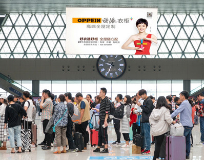郑州东站出发层候车大厅双面吊旗广告