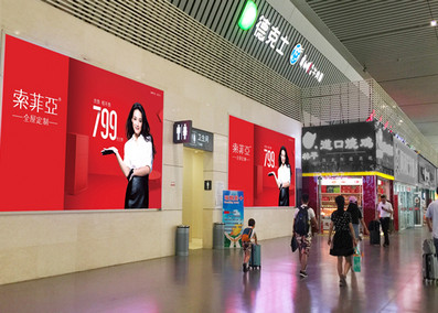 郑州东站出发层候车大厅二楼商业夹层墙面灯箱广告