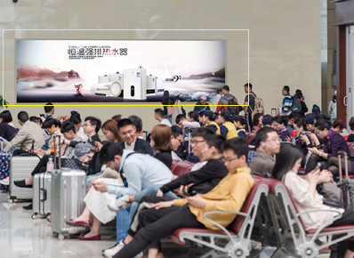 郑州东站出发层北进站口墙面灯箱广告