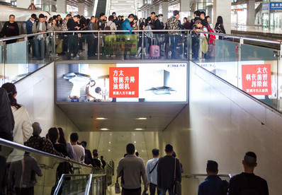 郑州东站到达层出站通道扶梯上方楣头灯箱广告