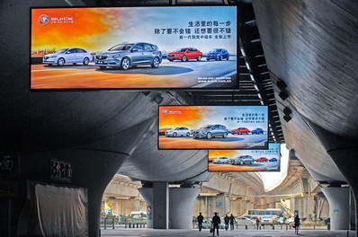 武汉站到达层停车场通道双面吊杆灯箱广告